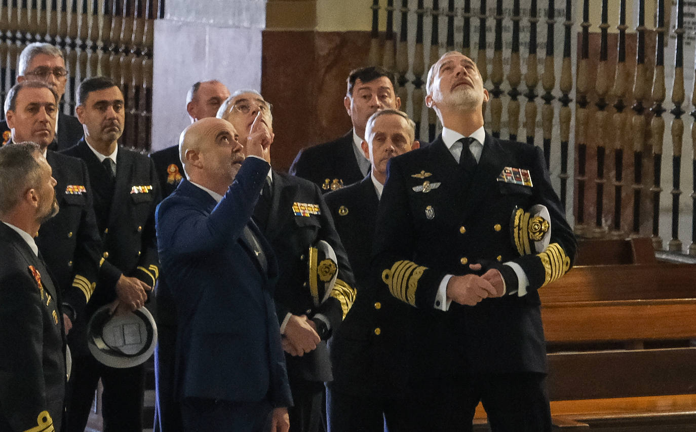 Fotos: El rey Felipe VI conoce la Escuela de Suboficiales y el Panteón de Ilustres Marinos