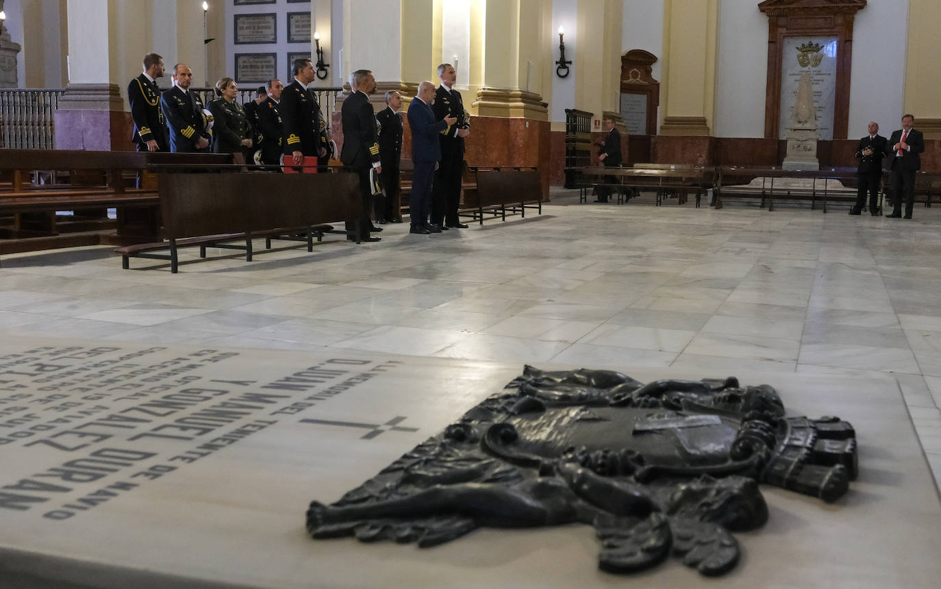 Fotos: El rey Felipe VI conoce la Escuela de Suboficiales y el Panteón de Ilustres Marinos