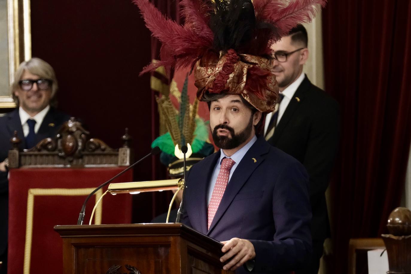 Fotos: entrega de las coronas a los Reyes Magos del año 2024