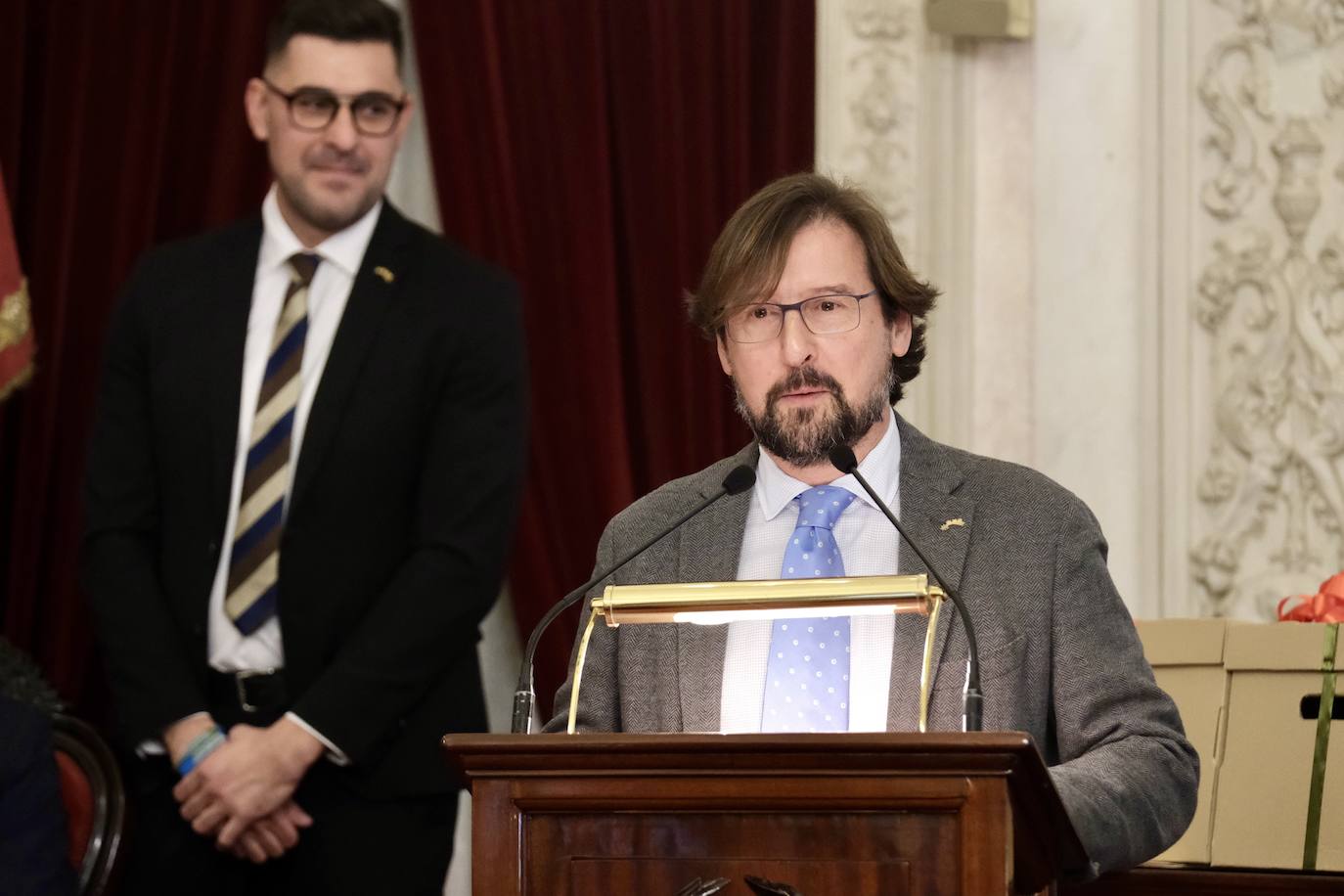 Fotos: entrega de las coronas a los Reyes Magos del año 2024