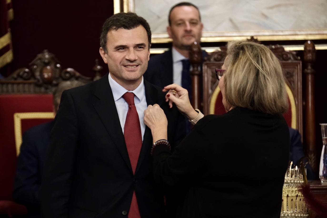 Fotos: entrega de las coronas a los Reyes Magos del año 2024