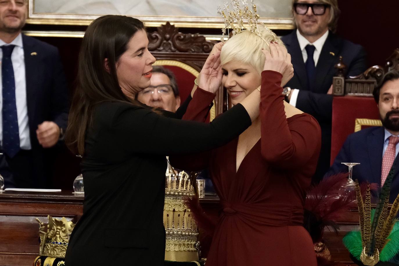 Fotos: entrega de las coronas a los Reyes Magos del año 2024