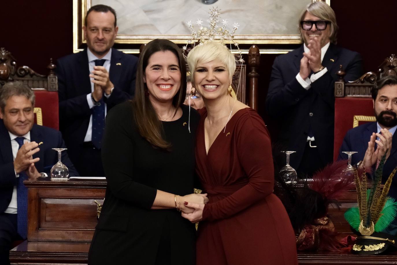 Fotos: entrega de las coronas a los Reyes Magos del año 2024