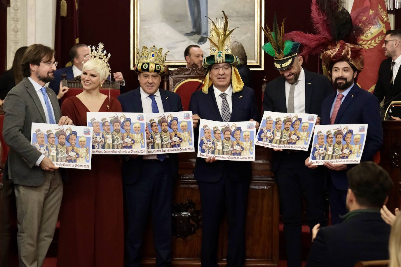 Fotos: entrega de las coronas a los Reyes Magos del año 2024