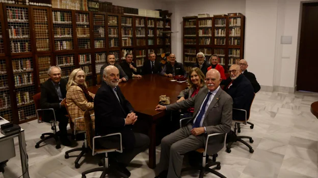 Enrique García-Agulló con otros académicos de la Real Academia Hispano Americana en esta tarde de lunes.