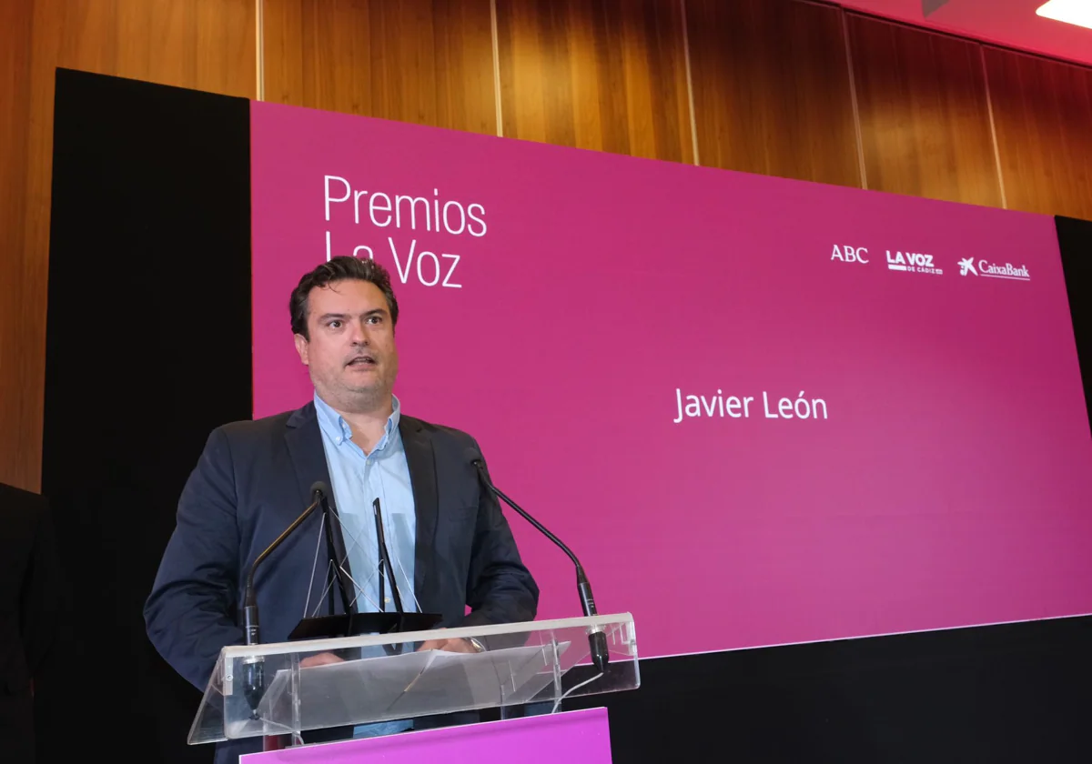 Javier León recibió el premio LA VOZ