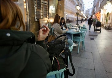 Los gaditanos, divididos ante el nuevo plan antitabaco que prohibiría fumar en las terrazas