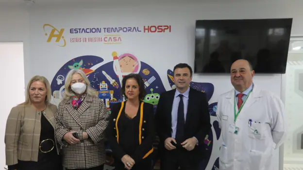 La consejera de Salud, acompañada de la delegada territorial de Salud, la delegada del Gobierno, el alcalde y el gerente del Puerta del Mar.