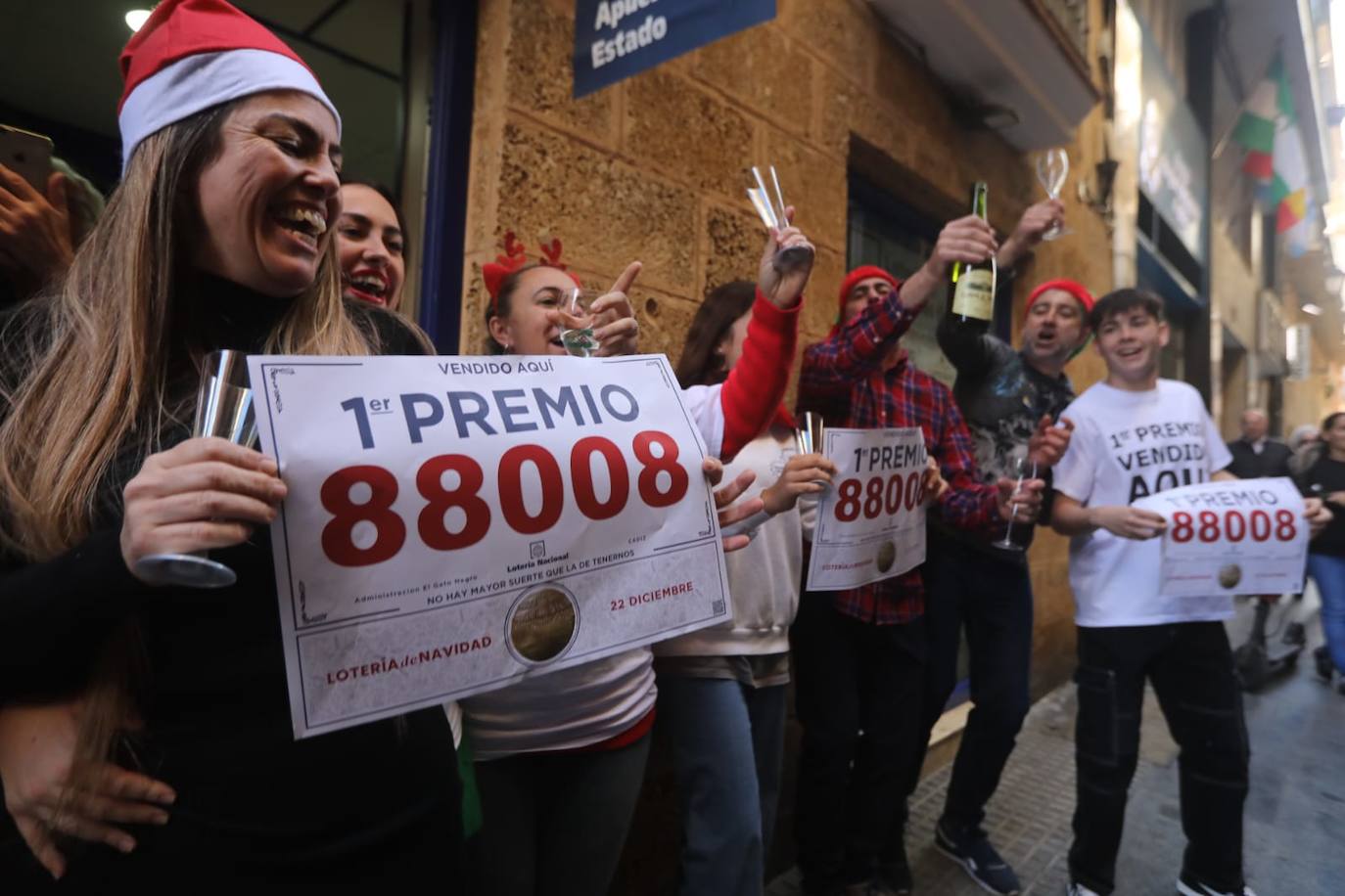 El Gordo en Cádiz: la felicidad de repartir euros y premios entre los vecinos
