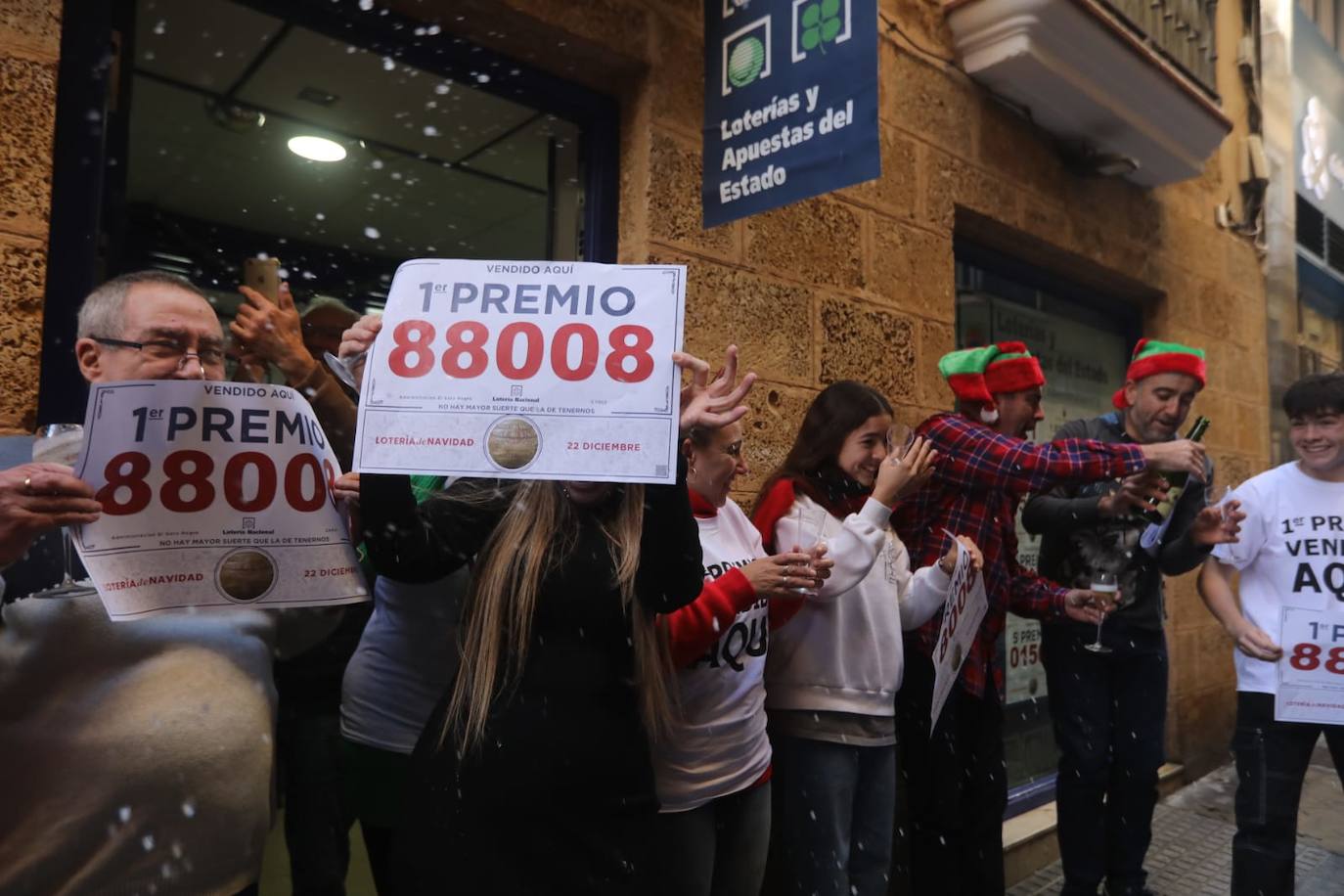 El Gordo en Cádiz: la felicidad de repartir euros y premios entre los vecinos