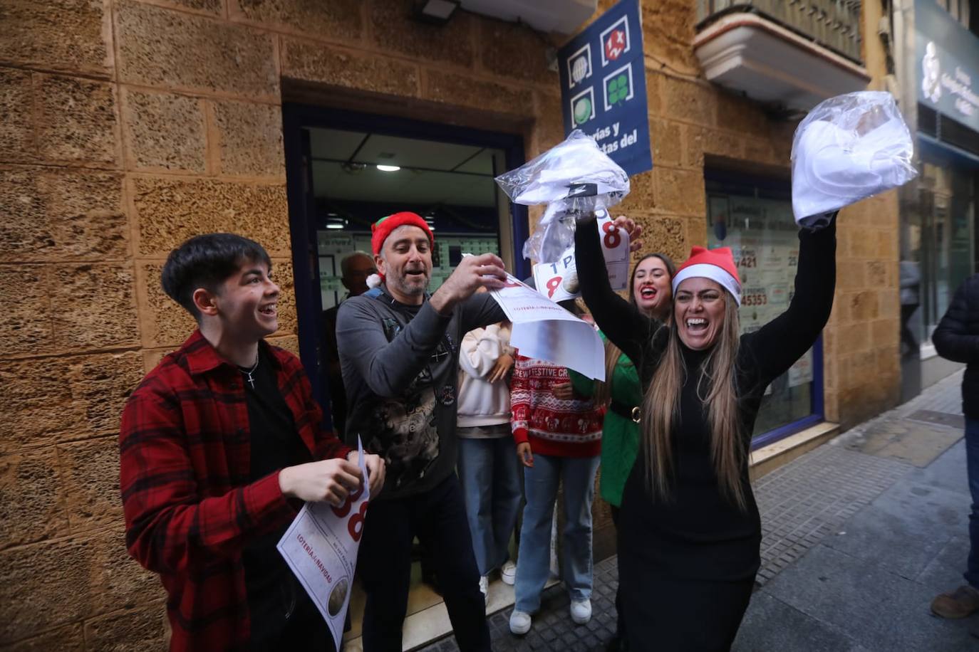 El Gordo en Cádiz: la felicidad de repartir euros y premios entre los vecinos