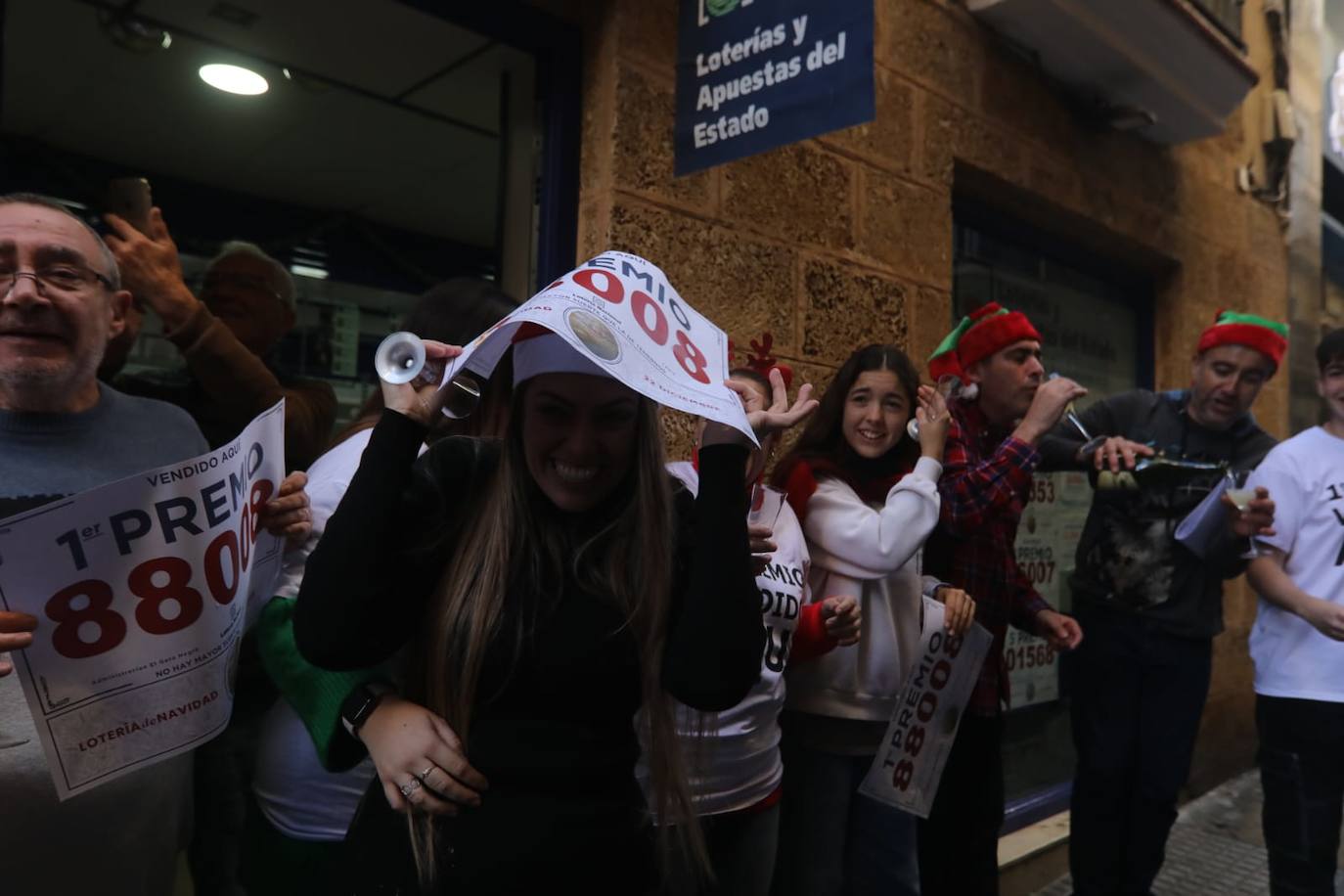 El Gordo en Cádiz: la felicidad de repartir euros y premios entre los vecinos