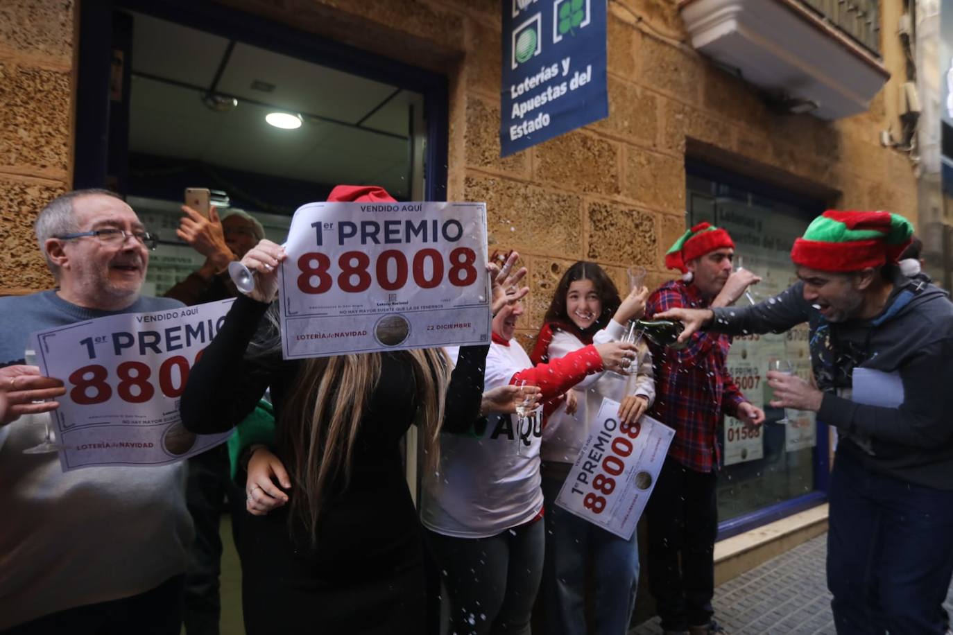 El Gordo en Cádiz: la felicidad de repartir euros y premios entre los vecinos