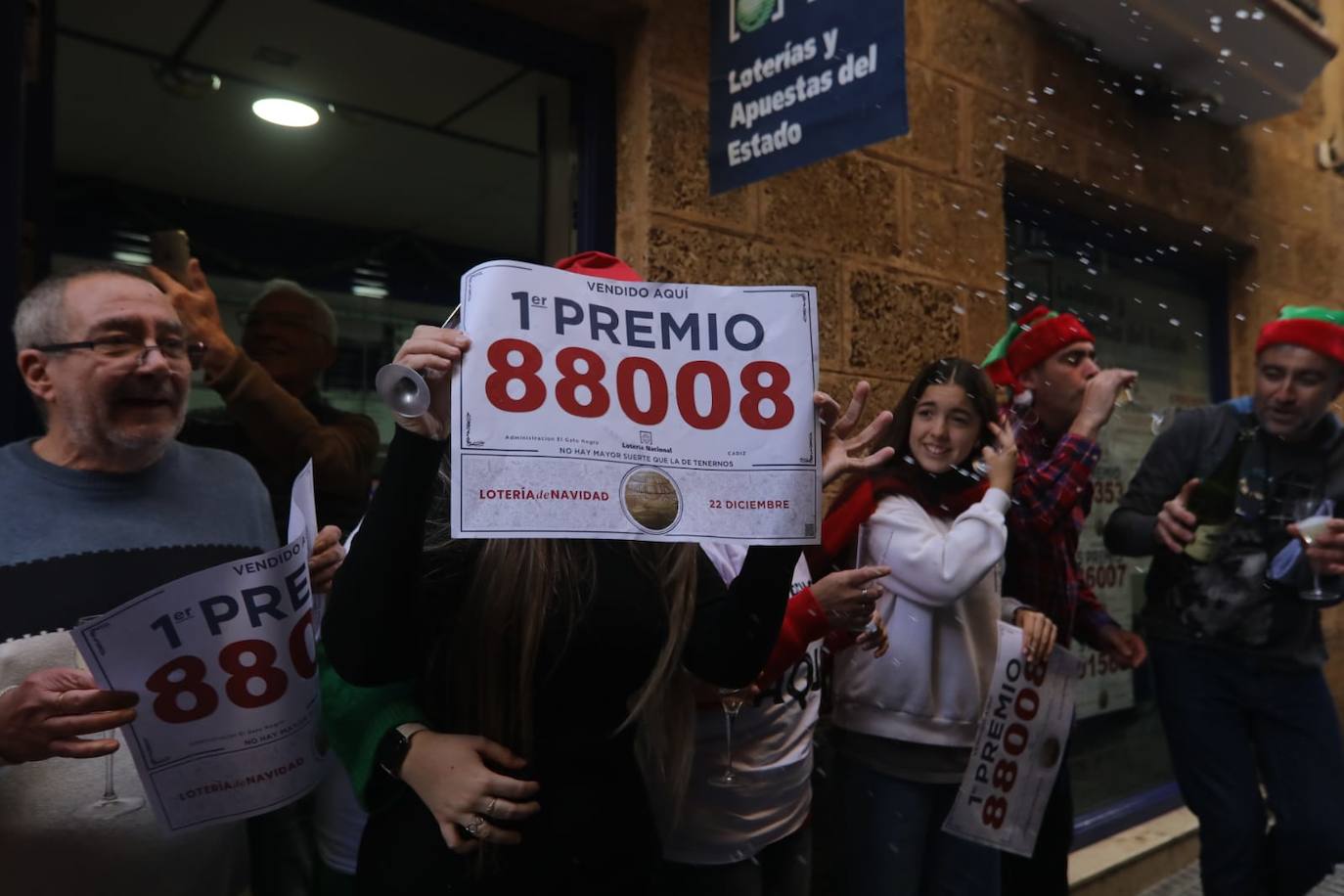 El Gordo en Cádiz: la felicidad de repartir euros y premios entre los vecinos