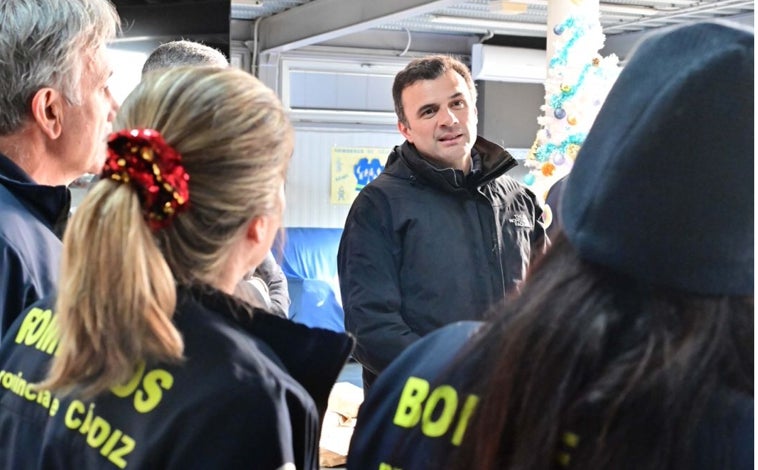 Imagen principal - El alcalde de Cádiz Bruno García visita a la Policía Local, Bomberos y taxistas en la víspera de Nochebuena