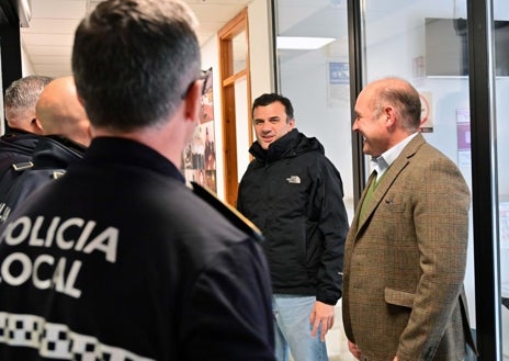 Imagen secundaria 1 - El alcalde de Cádiz Bruno García visita a la Policía Local, Bomberos y taxistas en la víspera de Nochebuena