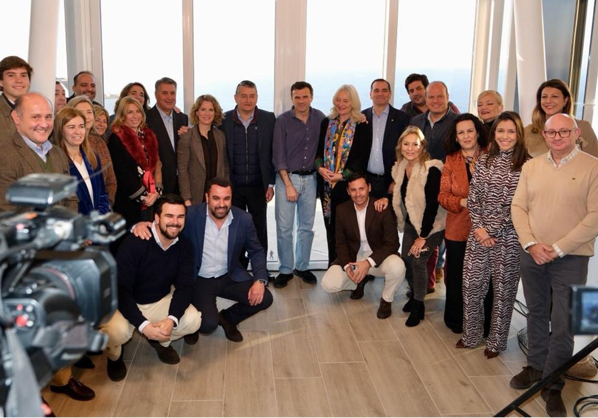 Foto de familia de los cargos del PP de Cádiz en el desayuno con la prensa