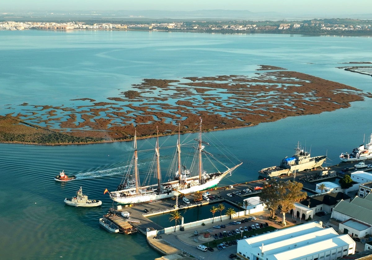 El buque, atracado en el muelle del astillero de San Fernando