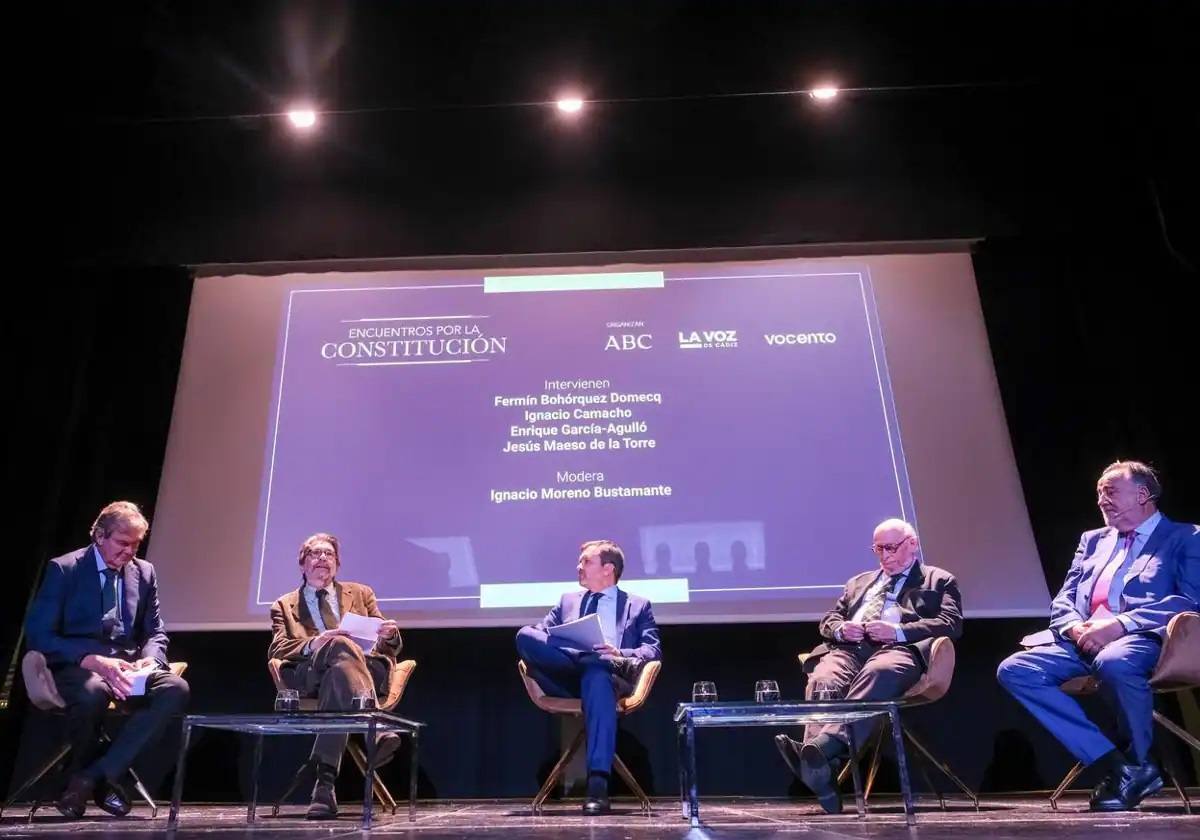 4 de diciembre. El teatro Cajasol de Jerez acogía el Encuentro por la Constitución organizado por La Voz como cabecera del Grupo Vocento con objeto de conmemorar, explicar y defender la Constitución española de 1978. Estuvo moderado por Ignacio Moreno Bustamante, director de LA VOZ, y participaron Fermín Bohórquez Domecq, Ignacio Camacho, Enrique García-Agulló y Jesús Maeso de la Torre.