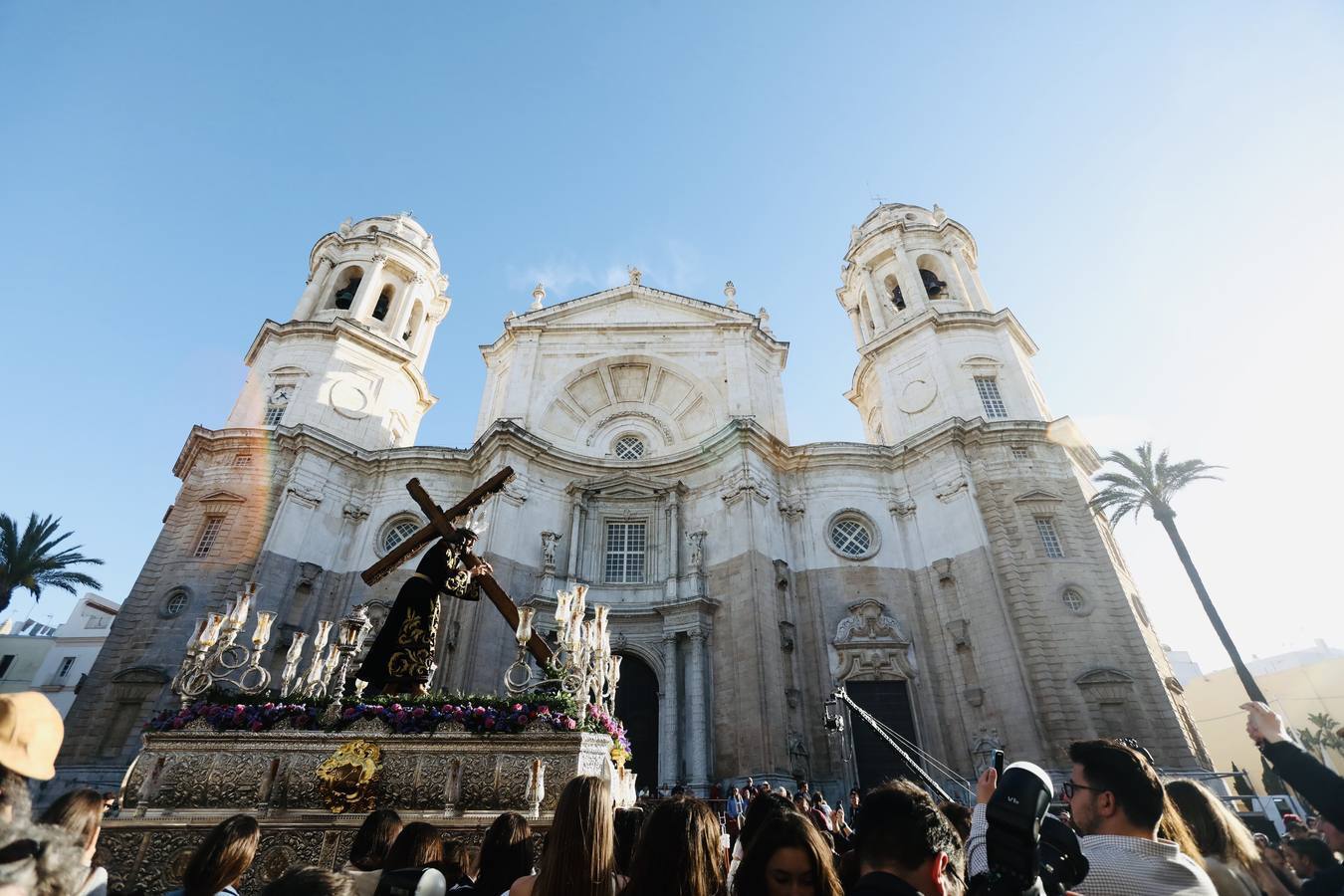 1 de abril. El Nazareno de la Obediencia, sección de penitencia de la Archicofradía de la Merced, se estrenó en el Sábado de Pasión. Con el paso de la Madre del Buen Pastor de Trille, la imagen recorrió las calles del centro de la ciudad ante la mirada de numeroso público en una jornada soleada.