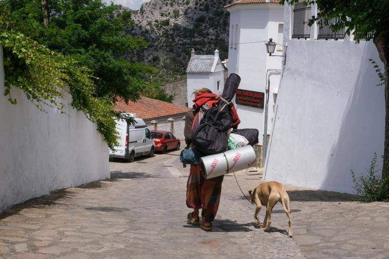 1 de junio. La Familia Arcoiris, un grupo de jipis llegado desde diferentes países, se asentó durante varias semanas en la localidad serrana de Benaocaz, donde convivieron sin mayor problema con la población local. Finalmente, fueron desalojadas por la Guardia Civil.