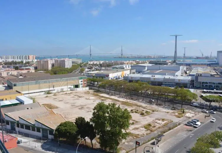 3 de febrero. El Ayuntamiento de Cádiz, el Gobierno de España y la Zona Franca sellaban un acuerdo que permitirá que el solar de Navalips pase a ser un lugar estratégico para el futuro desarrollo urbanístico de la ciudad. En este terreno sin uso se contempla la construcción de 800 viviendas, la mitad de ellas protegidas, un entorno verde y una zona comercial.