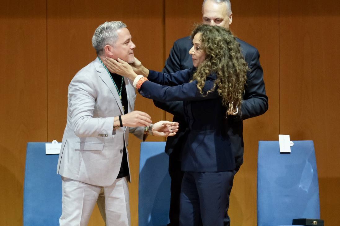 20 de marzo. Alejandro Sanz y Lola Flores son reconocidos como Hijos Predilectos de la provincia de Cádiz. El cantante, que siempre ha llevado a gala su sentimiento por esta tierra, vivió con gran emoción una gala organizada por la Diputación y se alegró de compartir reconocimiento con la Faraona, con su hija Rosario recogiendo tal distinción.