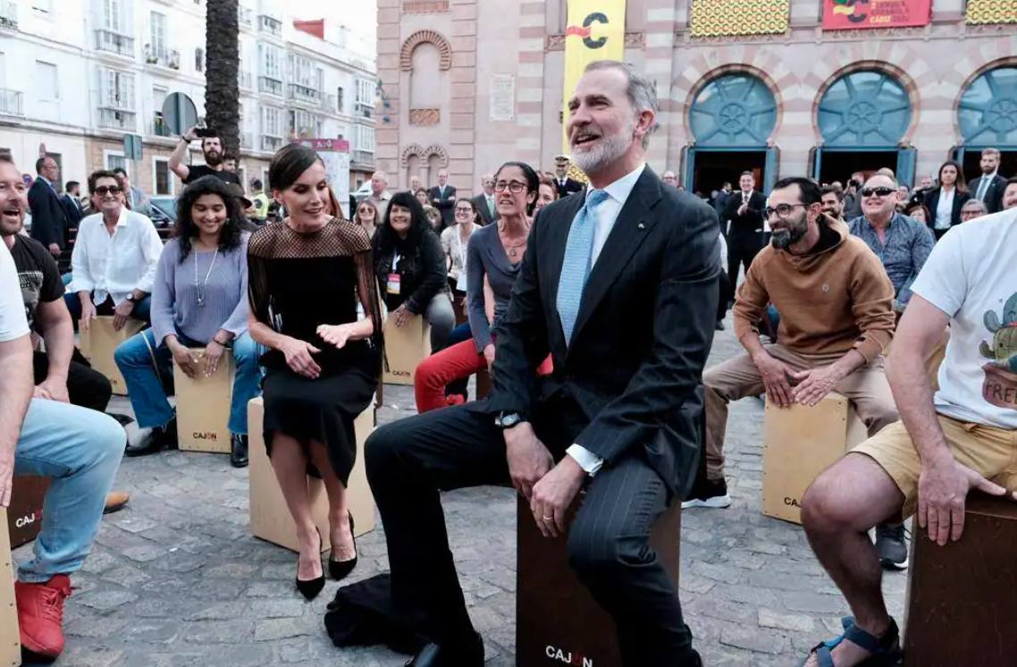 27 de marzo. El Rey Felipe VI inauguró el Congreso Internacional de la Lengua que convirtió a Cádiz durante varios días en el epicentro del español, con notable éxito tras la renuncia forzada de Arequipa por la inestabilidad política en Perú. En la plaza Fragela, Felipe de Borbón incluso se animó a tocar el cajón flamenco junto a la reina Letizia.
