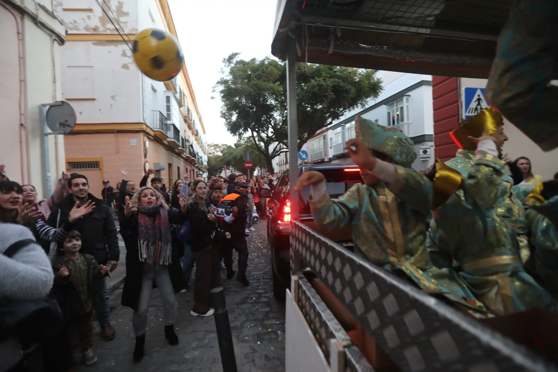 FOTOS: El Bizcocho ejerce de Rey Melchor en el Mentidero