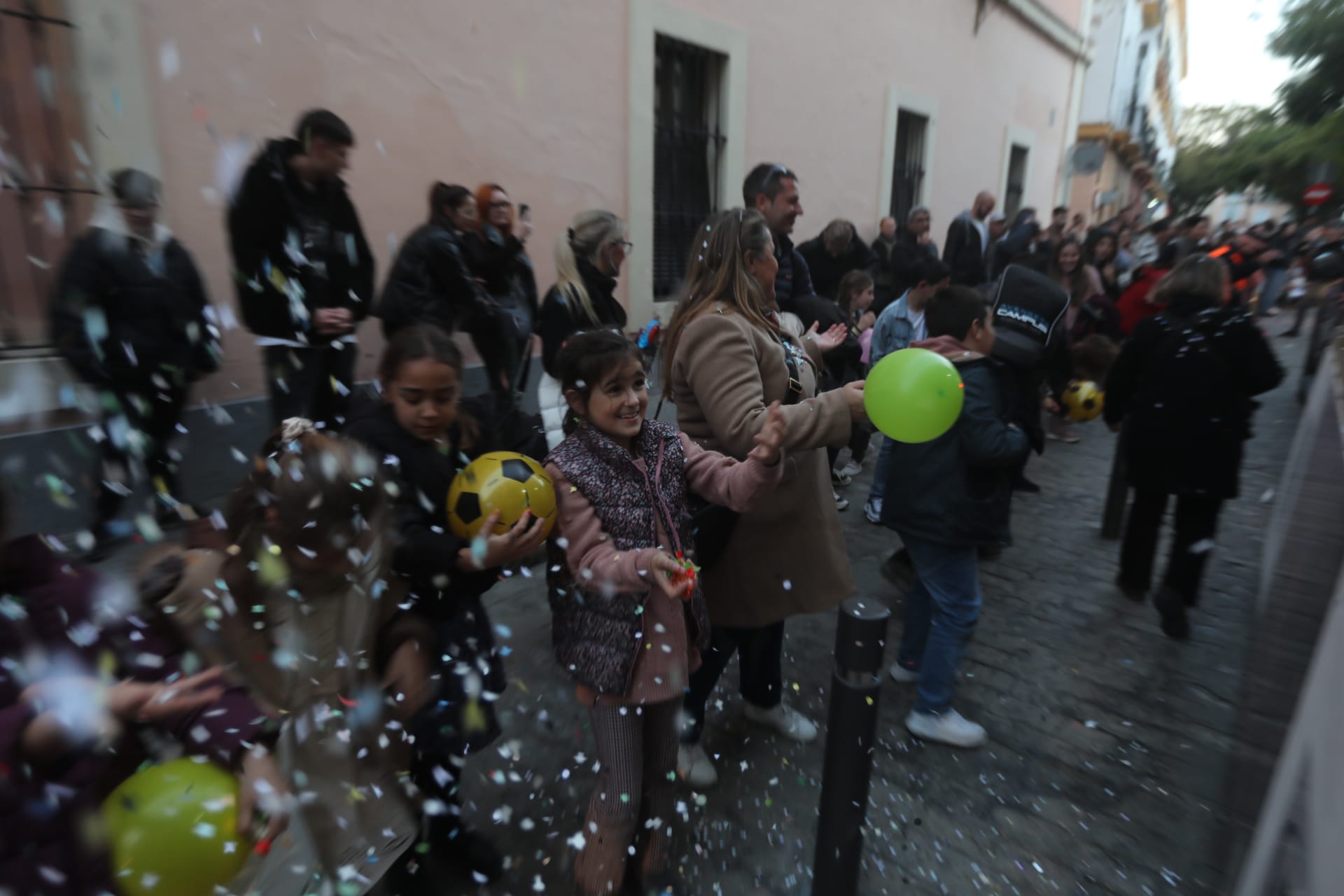 FOTOS: El Bizcocho ejerce de Rey Melchor en el Mentidero