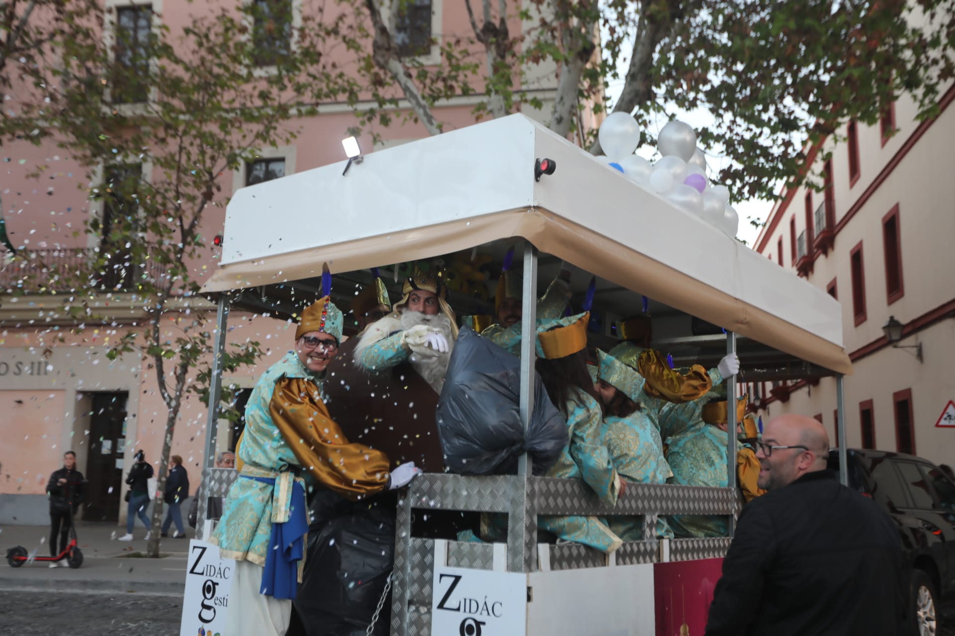FOTOS: El Bizcocho ejerce de Rey Melchor en el Mentidero