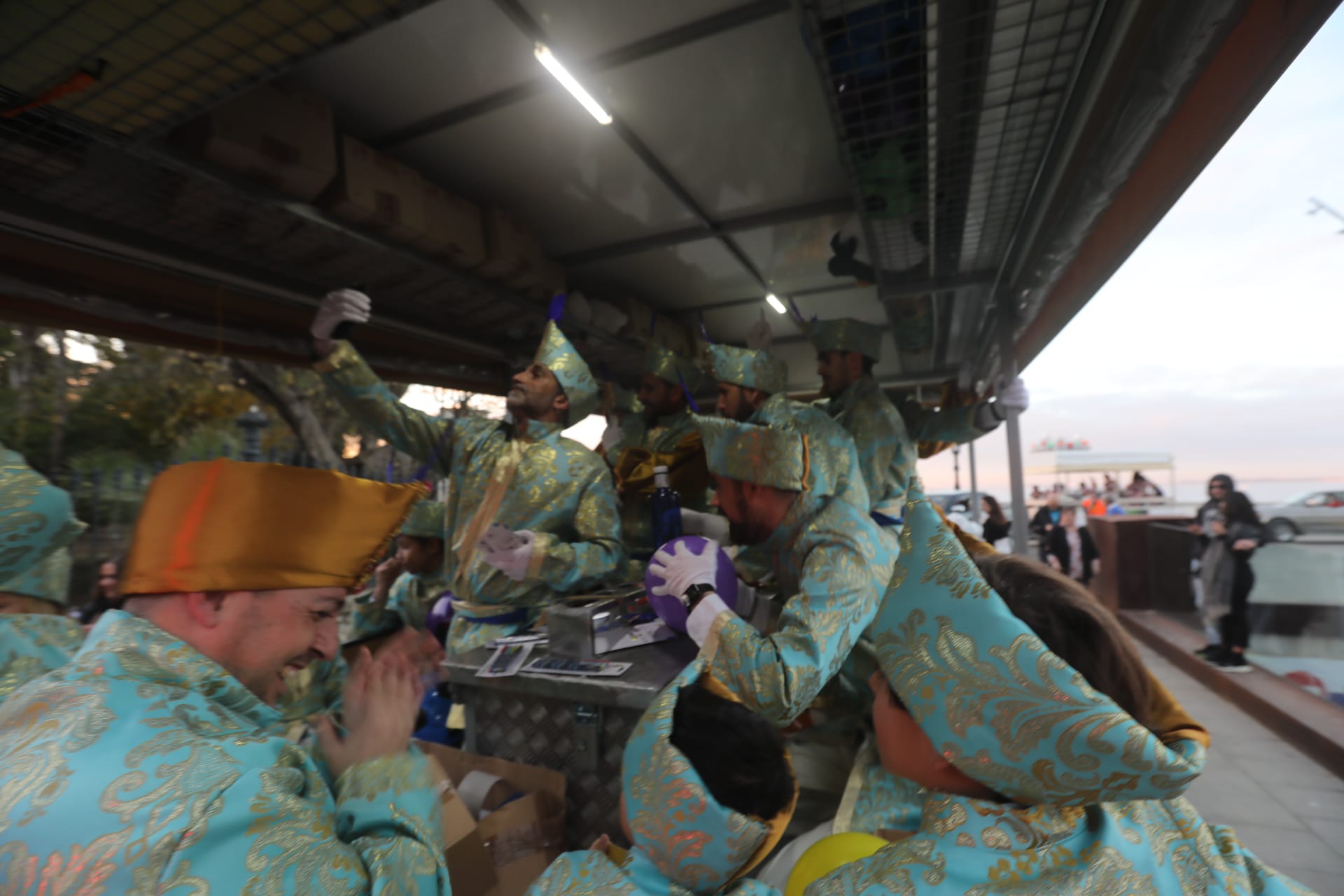 FOTOS: El Bizcocho ejerce de Rey Melchor en el Mentidero