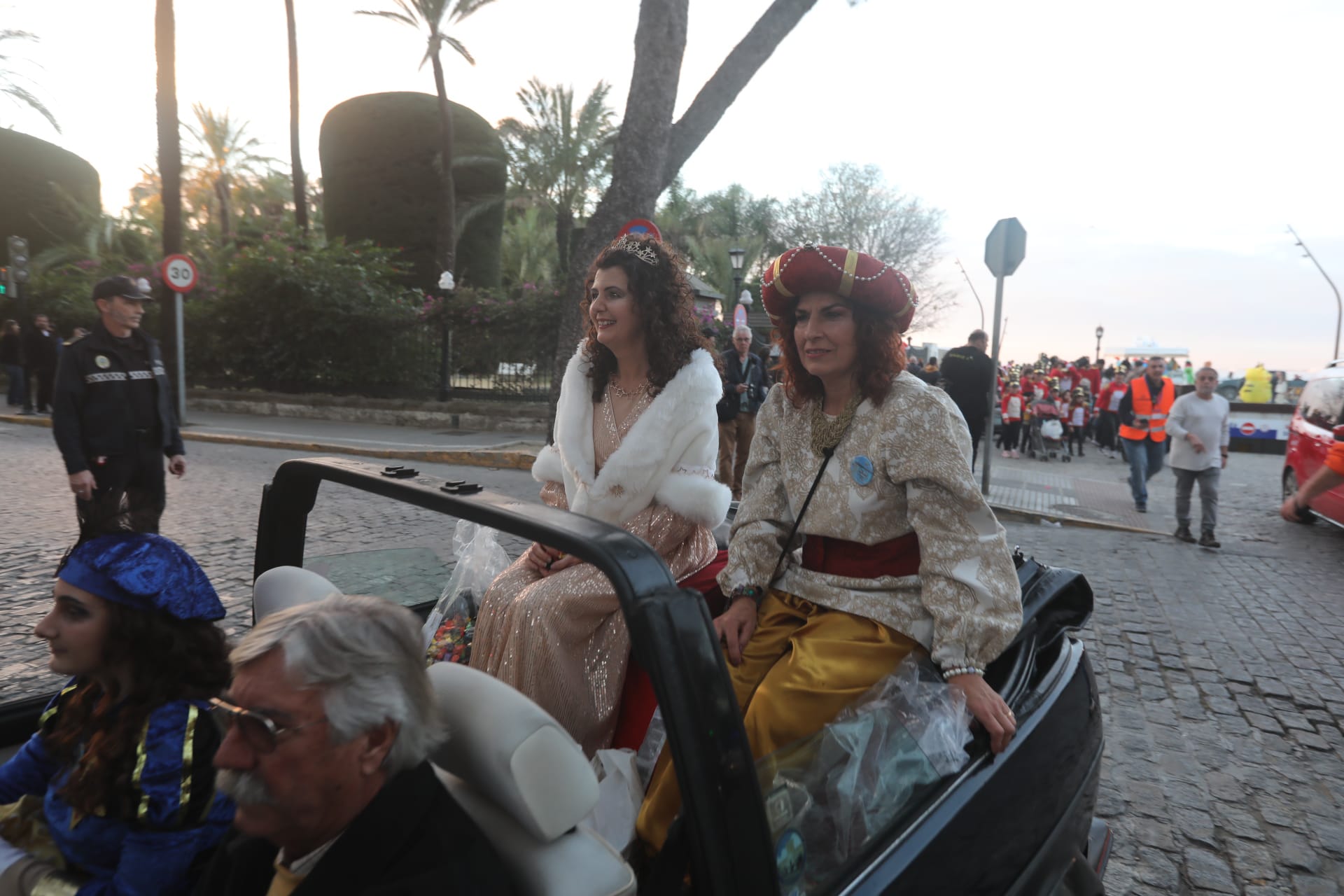 FOTOS: El Bizcocho ejerce de Rey Melchor en el Mentidero