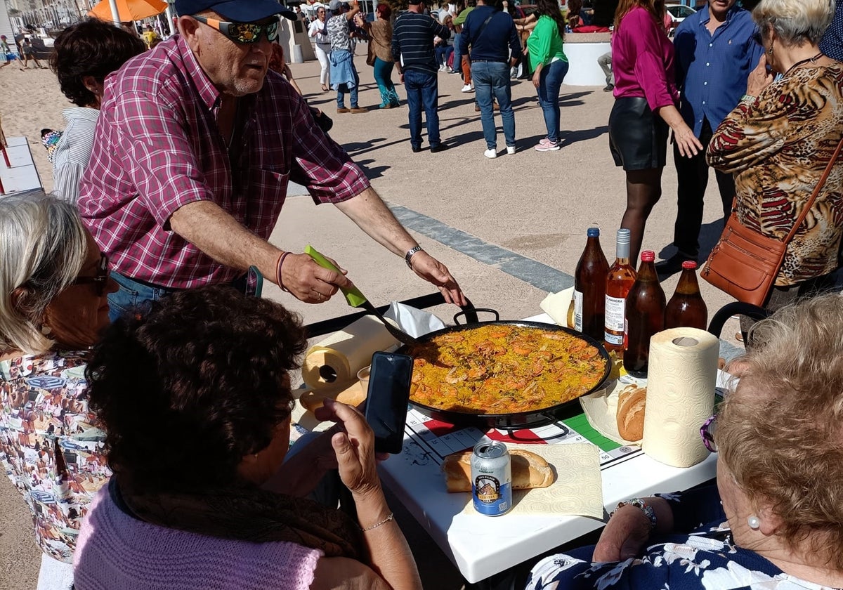 Jornada de convivencia de la tropa durante el verano: baile y arroz