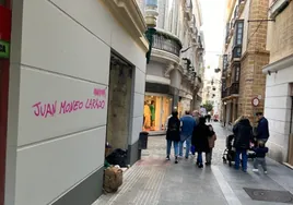 Vandalismo en la fachada de una finca que acaba de ser rehabilitada en el centro de Cádiz