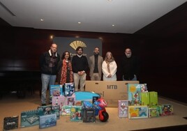 Fundación Unicaja colabora con la entrega de 4.000 juguetes para menores con pocos recursos de Cádiz