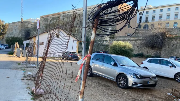 La ilegalidad campa a sus anchas en la estación de trenes de Cádiz: okupas y aparcamientos