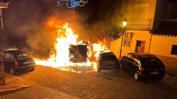 Cuatro coches calcinados en un aparatoso incendio en un pueblo de Cádiz