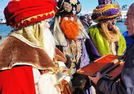 Los niños y niñas de Algeciras alertan a los Reyes Magos con el tradicional arrastre de latas