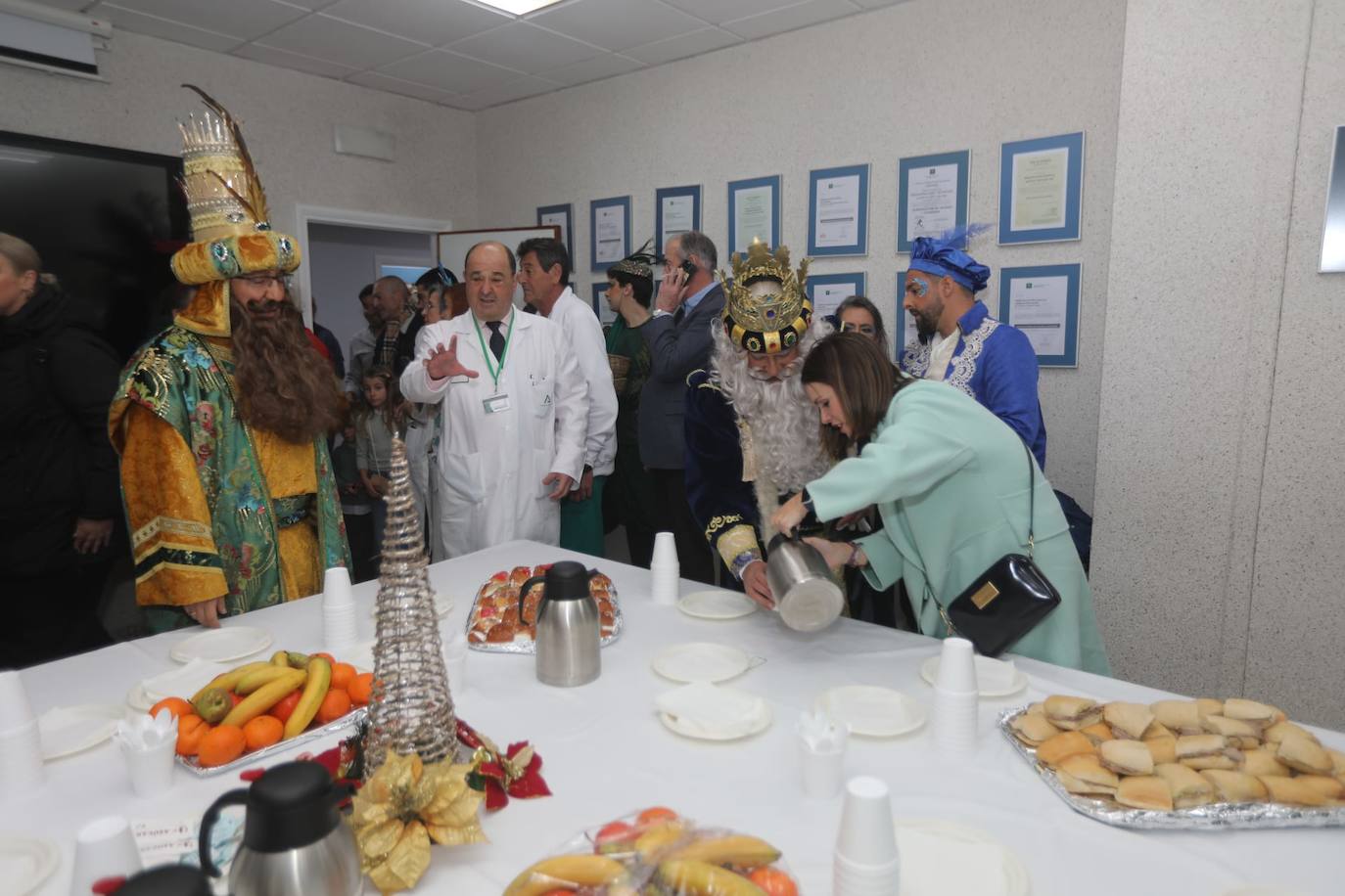 Fotos: Los Reyes Magos visitan a los niños ingresados en el hospital Puerta del Mar de Cádiz