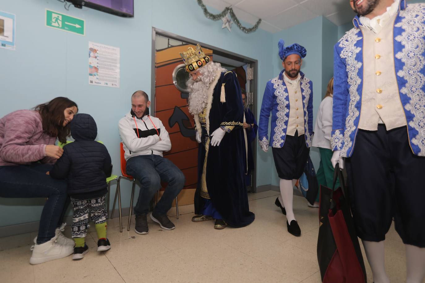 Fotos: Los Reyes Magos visitan a los niños ingresados en el hospital Puerta del Mar de Cádiz