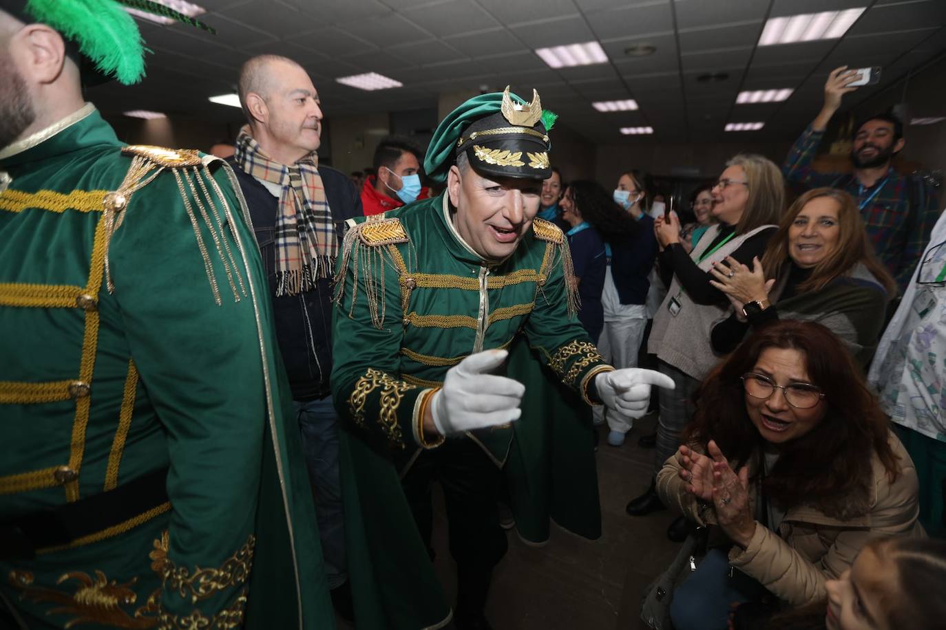 Fotos: Los Reyes Magos visitan a los niños ingresados en el hospital Puerta del Mar de Cádiz