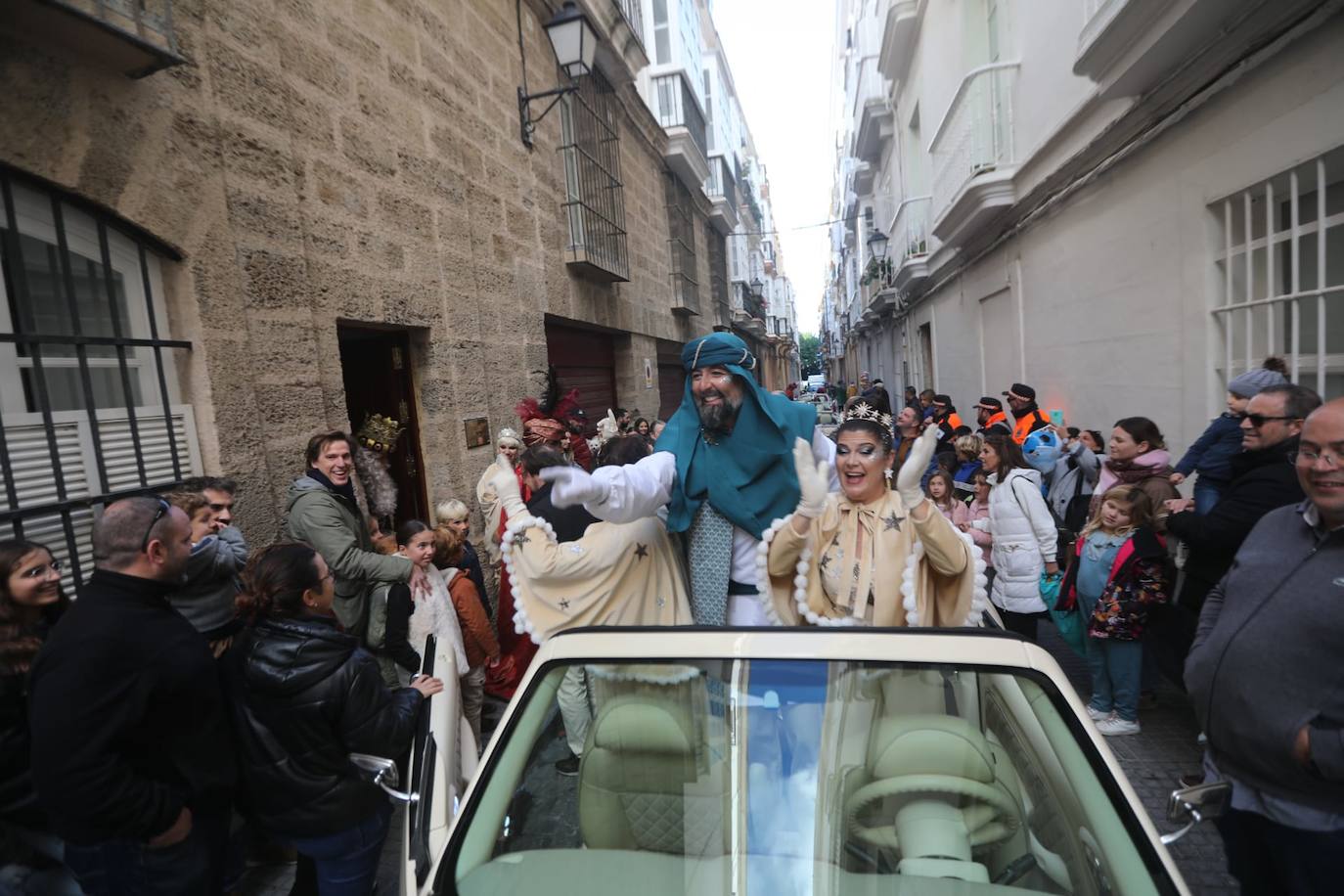 Fotos: Los Reyes Magos visitan a los niños ingresados en el hospital Puerta del Mar de Cádiz