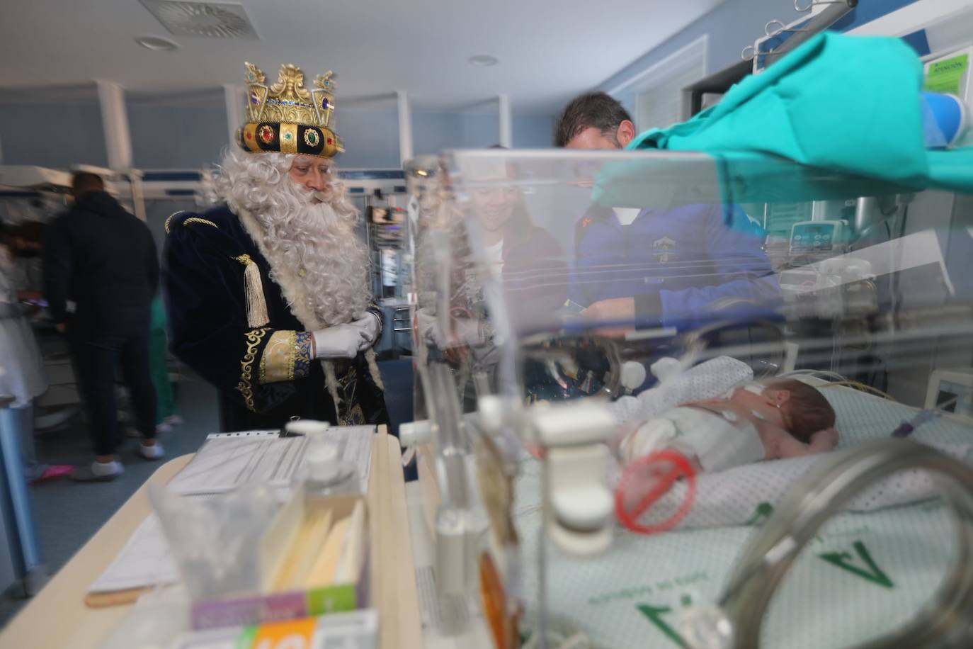 Fotos: Los Reyes Magos visitan a los niños ingresados en el hospital Puerta del Mar de Cádiz