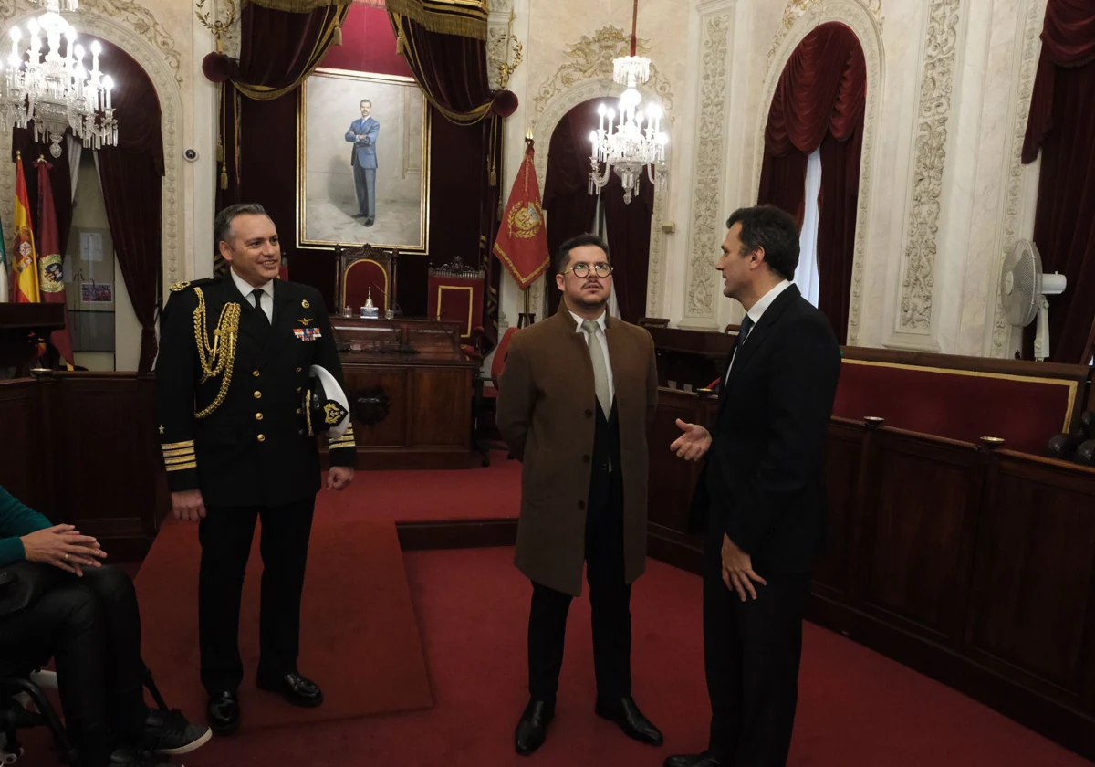 El alcalde junto al embajador de Chile en España y el agregado naval