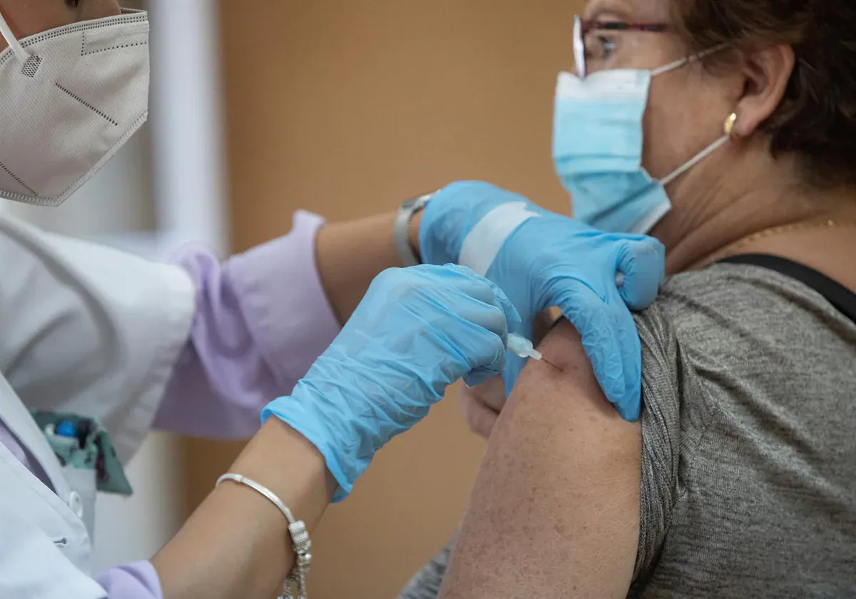 Una mujer se pone la vacuna de la COVID-19