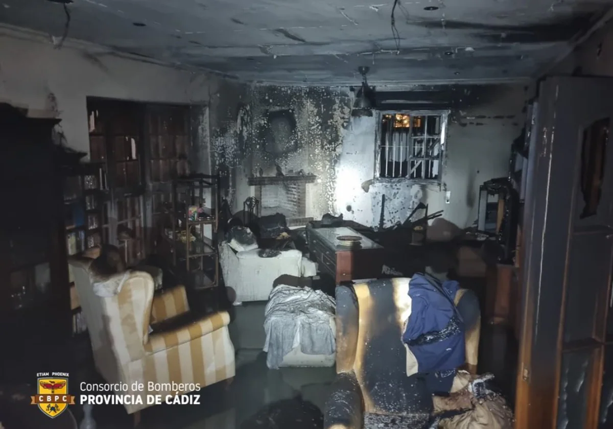 La chimenea posible causa del incendio de una vivienda en carril El Clavijo, en Conil