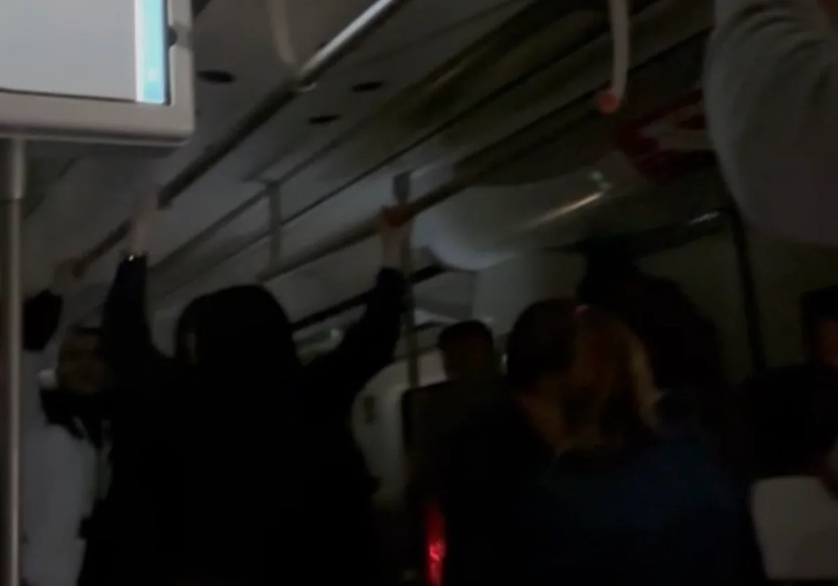 Una avería en un tren de Cercanías deja a los usuarios encerrados una hora