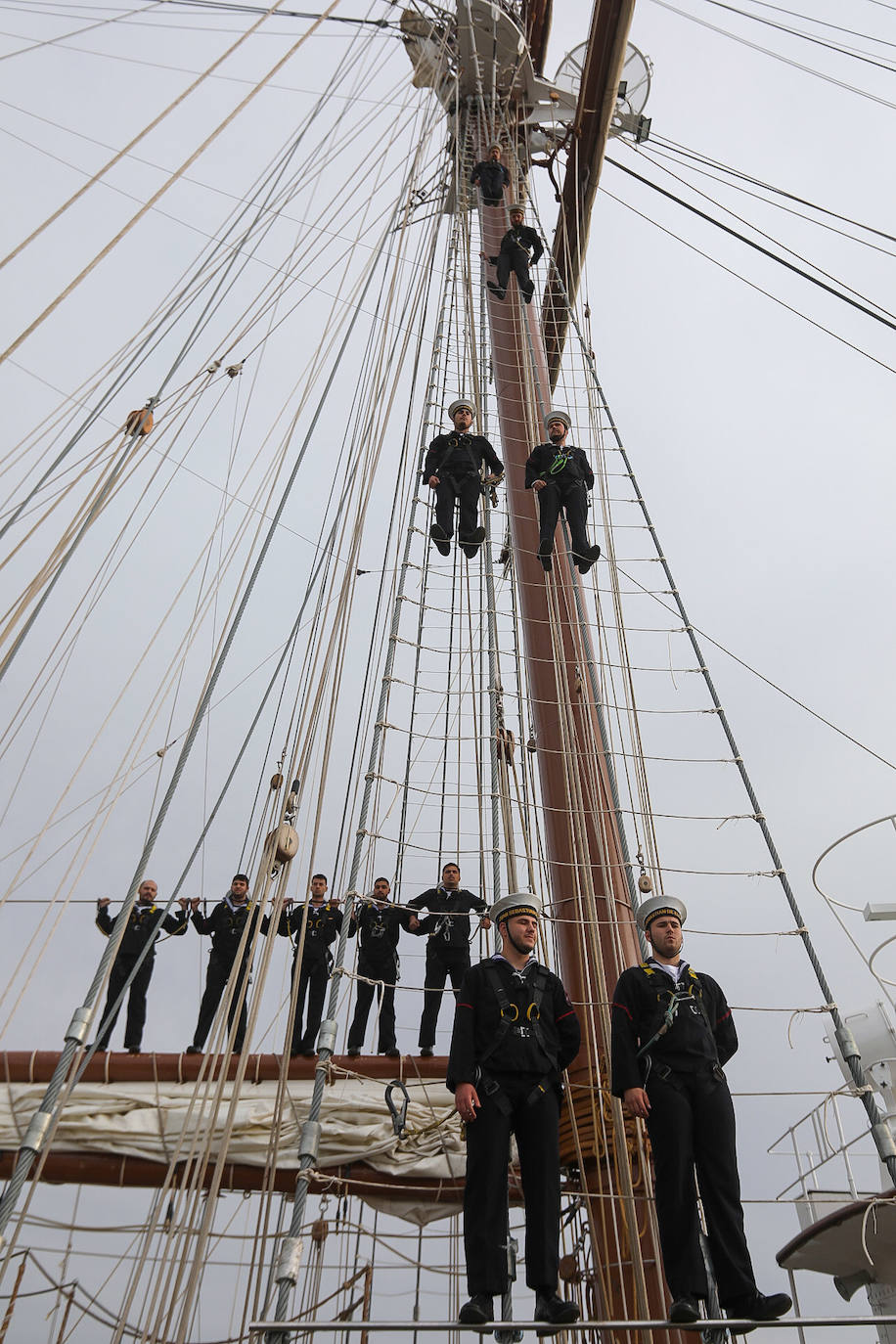 Fotos: Adiós al buque Juan Sebastián de Elcano, el embajador de Cádiz inicia un nuevo crucero de instrucción