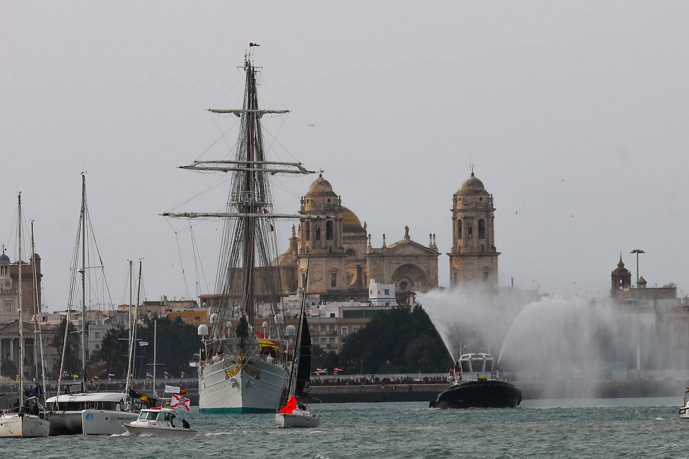 Fotos: Adiós al buque Juan Sebastián de Elcano, el embajador de Cádiz inicia un nuevo crucero de instrucción